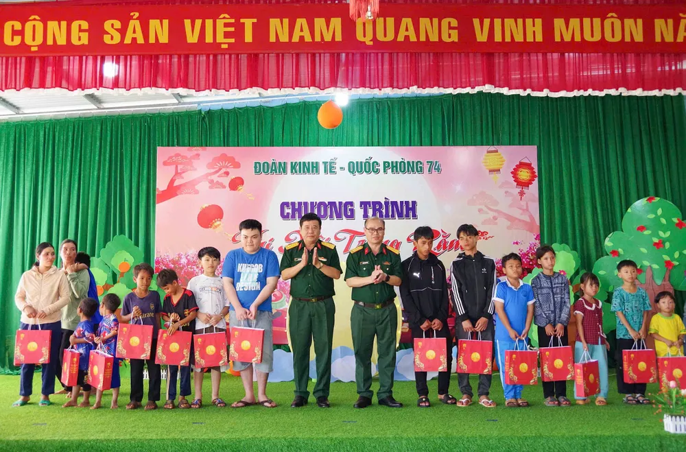 Đoàn Kinh tế - Quốc phòng 74 (Binh đoàn 15) trao quà tặng cho các cháu bị khuyết tật và mắc bệnh hiểm nghèo thdrgr.jpeg