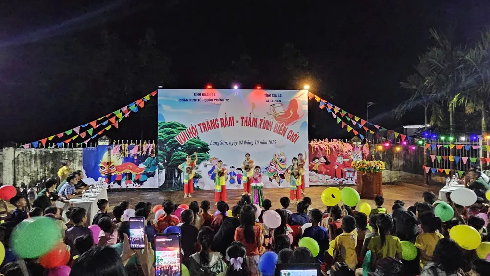 Đoàn Kinh tế - Quốc phòng 72 tổ chức trung thu cho các em thiếu nhi xã Ia Nan vegref.jpeg