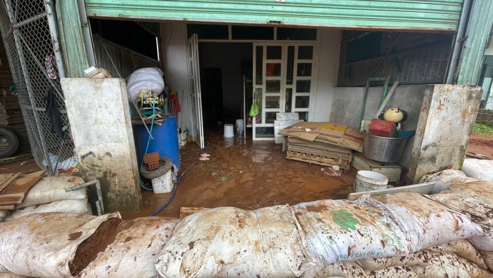 Een huishouden in het dorp Tan Lap A kreeg te maken met rode modder die hun huis binnenstroomde en het is nog steeds niet opgeruimd. svgfadss.jpeg