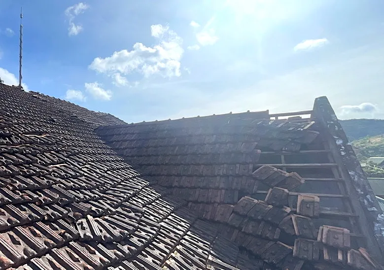 Các viên ngói đã rơi khỏi phần mái nhà hiệu bộ Trường Phổ thông dân tộc bán trú cấp 1, 2 Măng Bút 2, bị hư hỏng ẻ.jpeg