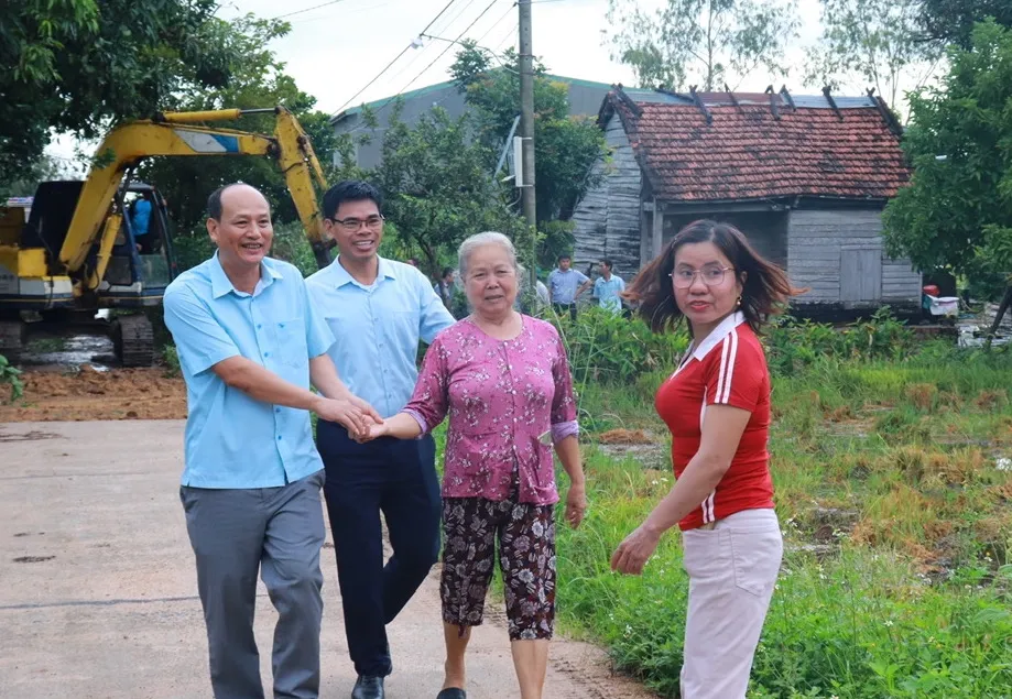 Ông Bùi Hữu Tâm, Phó Bí thư Thường trực Đảng ủy xã cảm ơn người dân thôn Bình Trang hiến đất, giúp đẩy nhanh tiến độ xây dựng tuyến đường qua thôn tèdw.jpeg