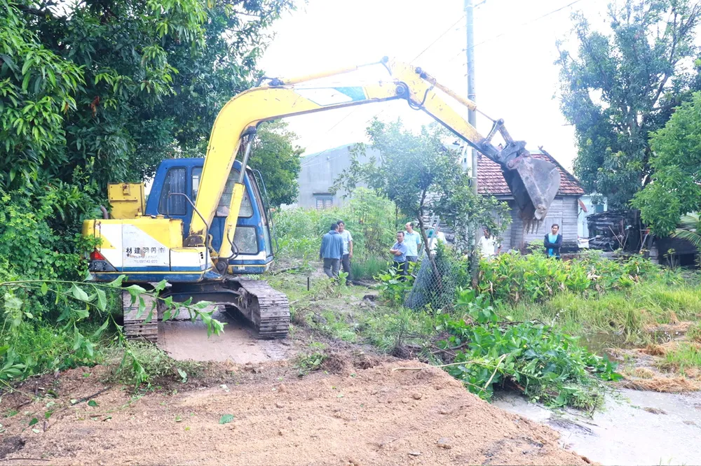 Nhờ dân hiến đất nên sáng 16-10, xã Ia Hiao đã tổ chức xây dựng tuyến đường qua thôn Bình Trang tửed.jpeg