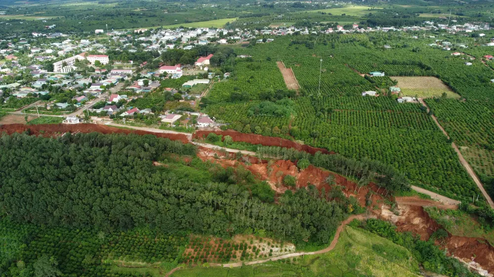 Toàn cảnh vị trí đường bị sạt lở. Ảnh: RCT A111.jpeg