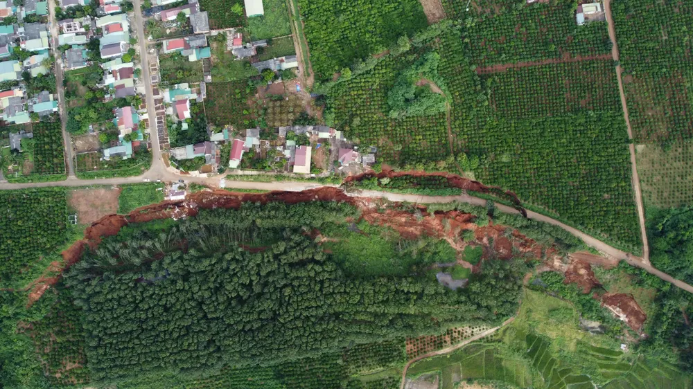 Sạt lở đang lan rộng. Ảnh: RCT b1111.jpeg