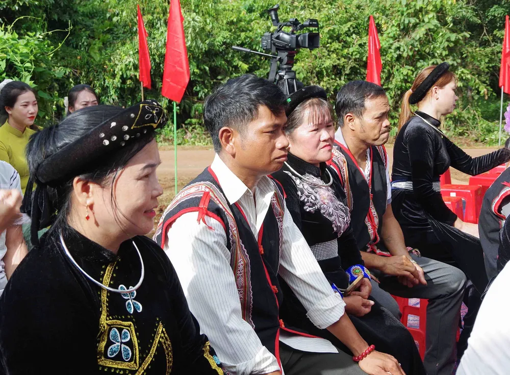 Người dân thôn Mook Trêl tham gia lễ khánh thành dfvs.jpeg