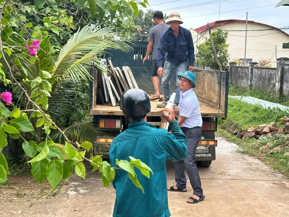 Các cánh cửa được tháo rời, đưa lên xe để vận chuyển ra khỏi ngôi nhà bị ảnh hưởng X2.jpeg