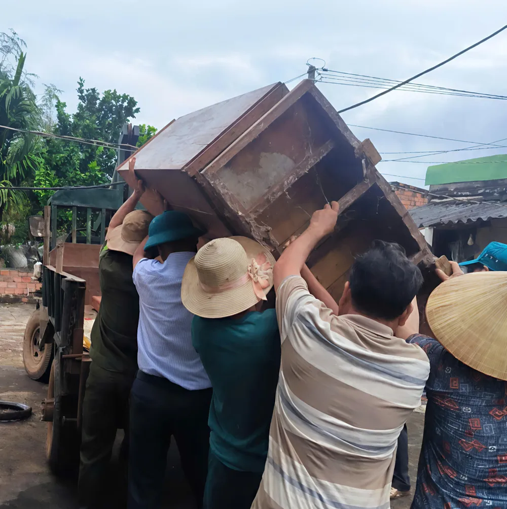 Những chiếc tủ áo quần được di dời khỏi nhà X3.jpeg
