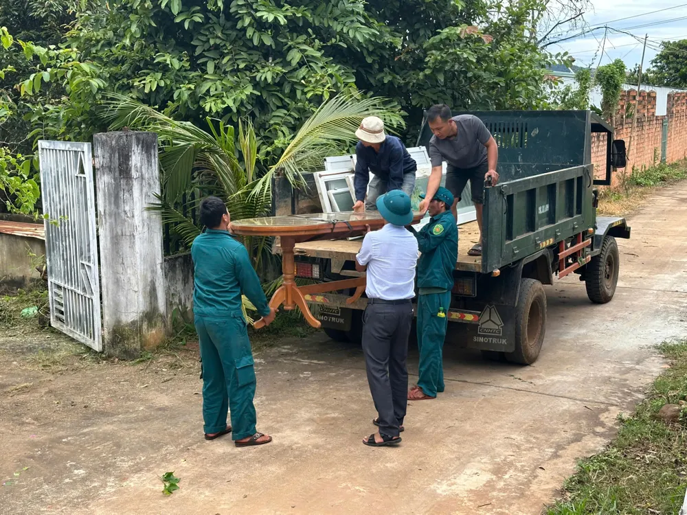 Lực lượng chức năng giúp dân di chuyển bàn ghế X5.jpeg