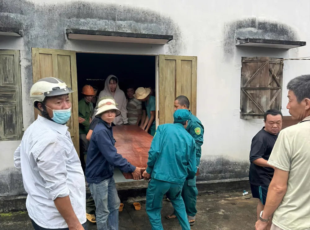 Di chuyển bàn ra khỏi nhà X7.jpeg