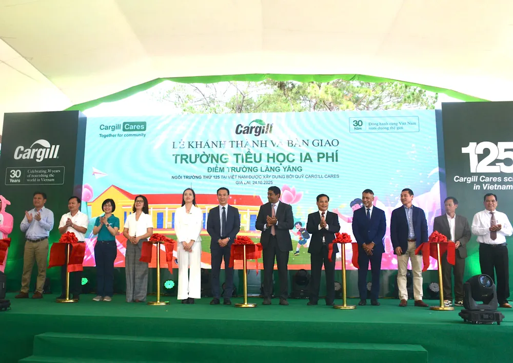 Các đại biểu thực hiện nghi lễ cắt băng khánh thành và bàn giao điểm trường làng Yăng 142b0f7ce58168df3190.jpg