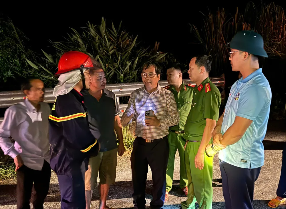 Lãnh đạo Sở Xây dựng tỉnh Quảng Ngãi trực tiếp chỉ đạo công tác cứu hộ xuyên đêm a2.jpeg