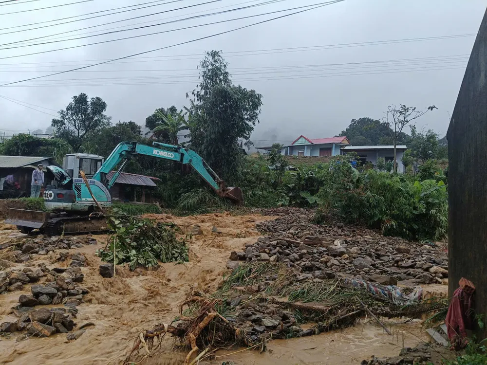 Xã Đăk Plô huy động máy móc khơi thông dòng chảy để tránh nước cuốn vào nhà dân grwew.jpeg