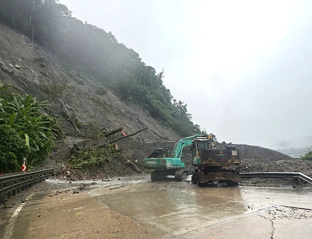 Sạt lở tại đèo Lò Xo ở Km1408, khiến cây cối từ taluy dương tràn xuống đường ưere.jpeg