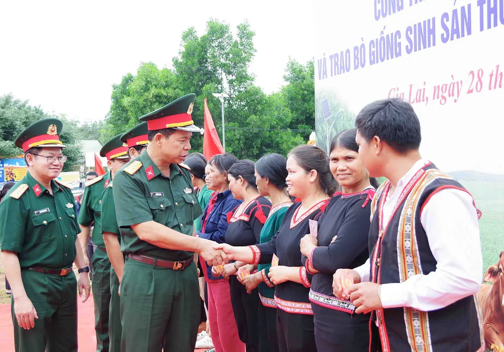 Đại tá Khuất Bá Cao, Bí thư Đảng ủy, Phó Tư lệnh Binh đoàn 15, thăm hỏi người dân 13541e0c91ab1cf545ba.jpg
