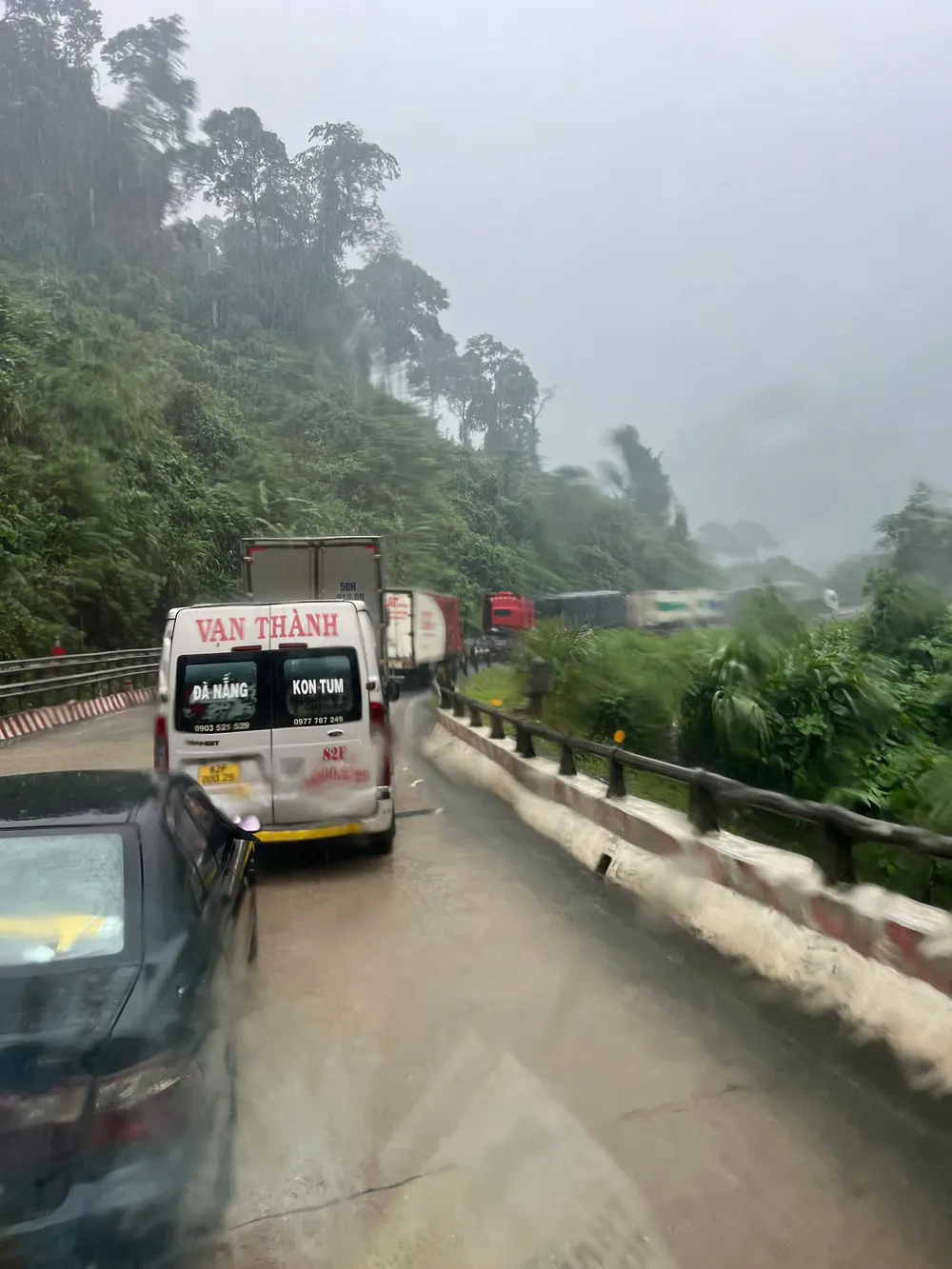 Chị Lệ ghi lại hình ảnh đoàn xe bị mắc kẹt hdgfs.jpeg