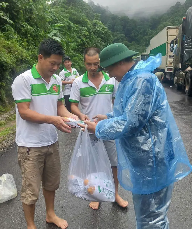 Cấp phát đồ ăn cho tài xế bị mắc kẹt trên đèo hgfvdsc.jpeg