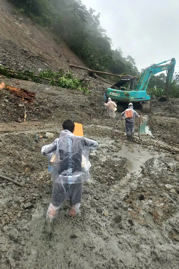Lội bùn qua những vị trí sạt lở trhgfed.jpeg