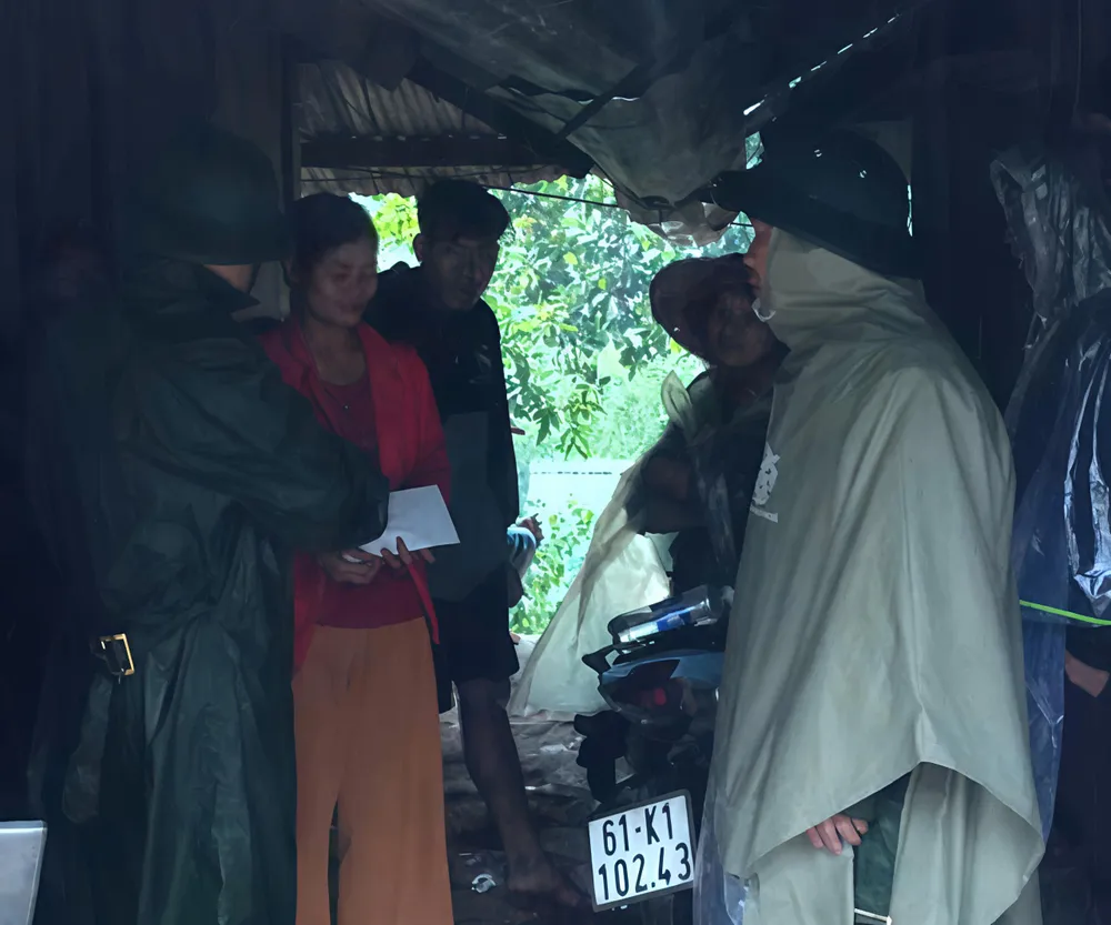 Lãnh đạo xã Ngọc Linh đến thăm hỏi, động viên và hỗ trợ gia đình nạn nhân mất tích. Ảnh: UBND xã Ngọc Linh ã.jpeg