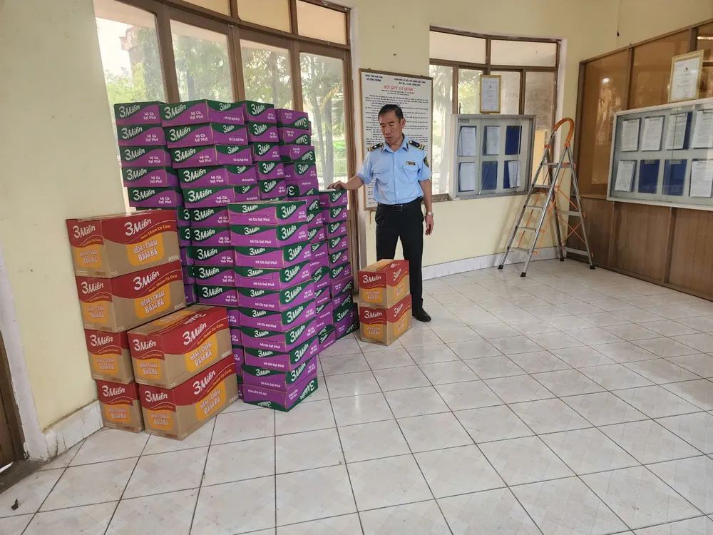 Một phần hàng hóa người dân ủng hộ đã được Sở Công thương tập kết, chờ vận chuyển hỗ trợ cho người dân 5 thôn của xã Ngọc Linh eaa82603a3a12eff77b0.jpg