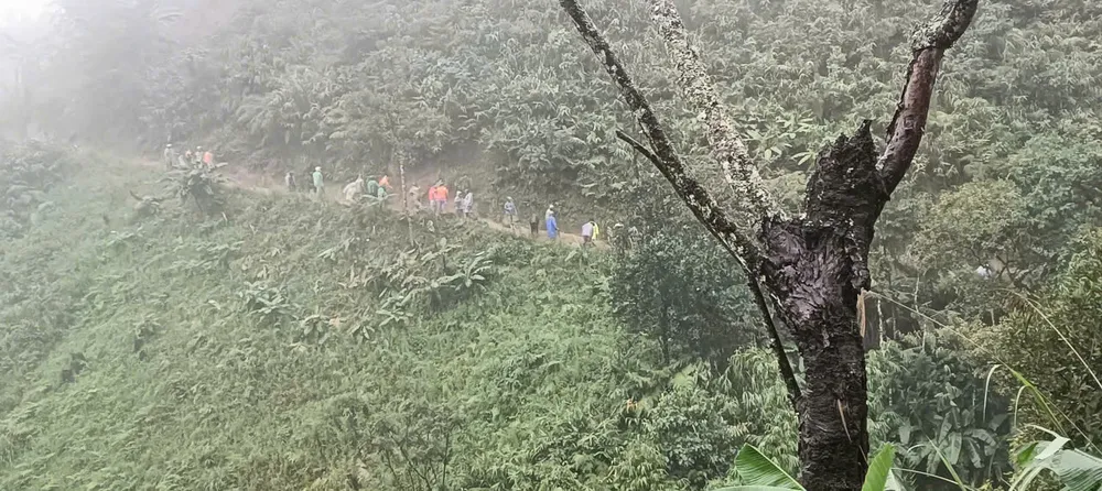 Lực lượng chức năng mở đường lên 5 thôn bị cô lập fcsd.jpeg