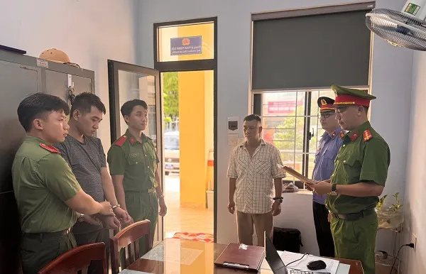 Thi hành Lệnh bắt bị can để tạm giam đối với Nguyễn Anh Duy. Ảnh: Viện KSND tỉnh Gia Lai g30_1_3(1).jpg