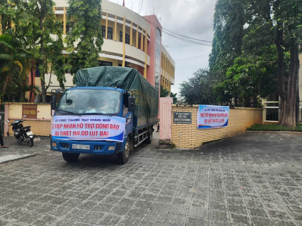 Trưa 31-10, Sở Công thương tổ chức chuyến xe nghĩa tình thứ 2, chở 5 tấn nhu yếu phẩm tiếp tế cho 400 hộ dân 425eeca2e6186b463209.jpg