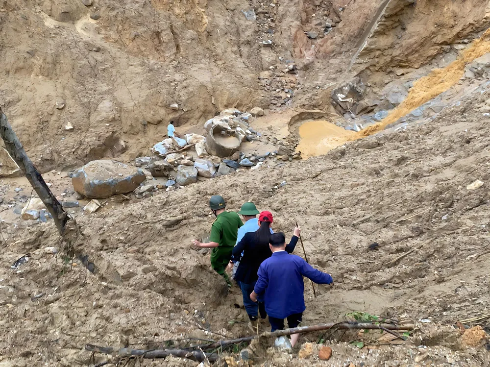 Місцеві лідери перетнули зону зсуву, щоб керувати роботами з постачання. a222.jpeg
