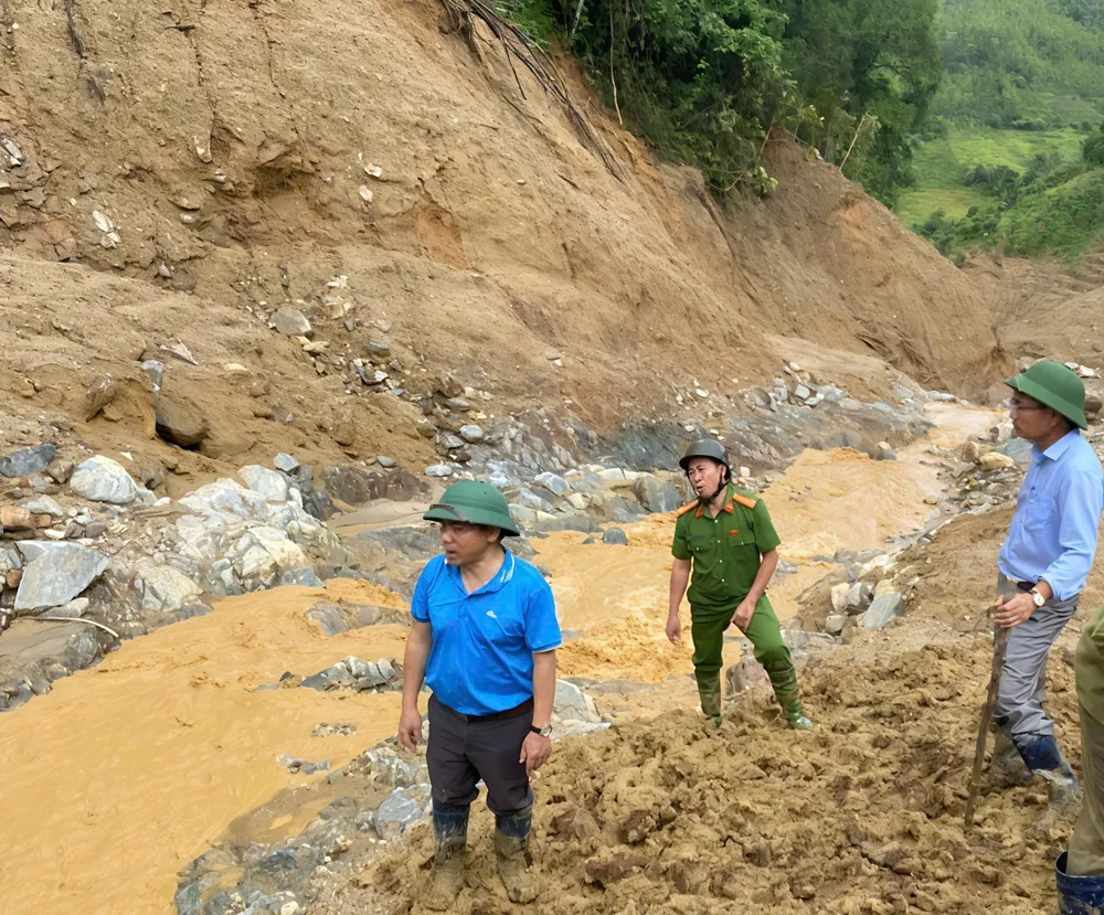 Пан Нгуєн Нгок Сам (праворуч), заступник голови Народного комітету провінції Куангнгай, безпосередньо інспектував та керував роботою з відкриття доріг та забезпечення людей продуктами харчування. aa111.jpeg