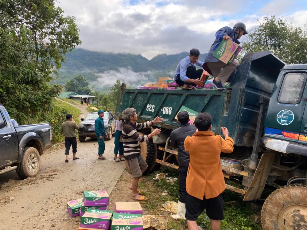 Припаси з Департаменту промисловості та торгівлі були доставлені комуною Нгок Лінь до місця розділення, де їх чекало транспортування до села. dsbbfasdas.jpeg