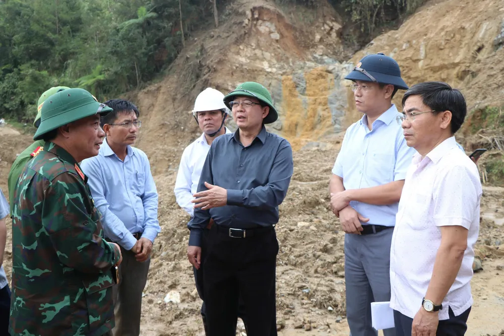 Phó Thủ tướng Hồ Quốc Dũng kiểm tra điểm sạt lở eyhrtgdfs.jpeg