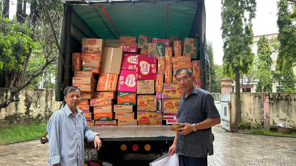 5 tấn hàng hóa được chất lên xe, chở lên tiếp tế cho xã Ngọc Linh fterw.jpeg