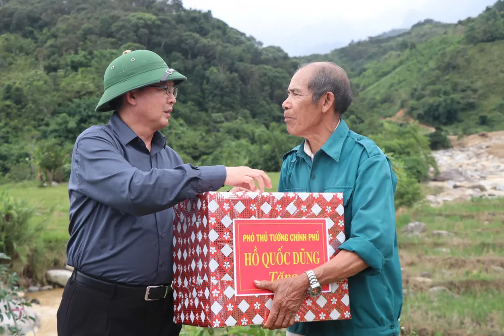 Phó Thủ tướng Hồ Quốc Dũng tặng quà, động viên người dân bị ảnh hưởng do sạt lở đất rgewf.jpeg