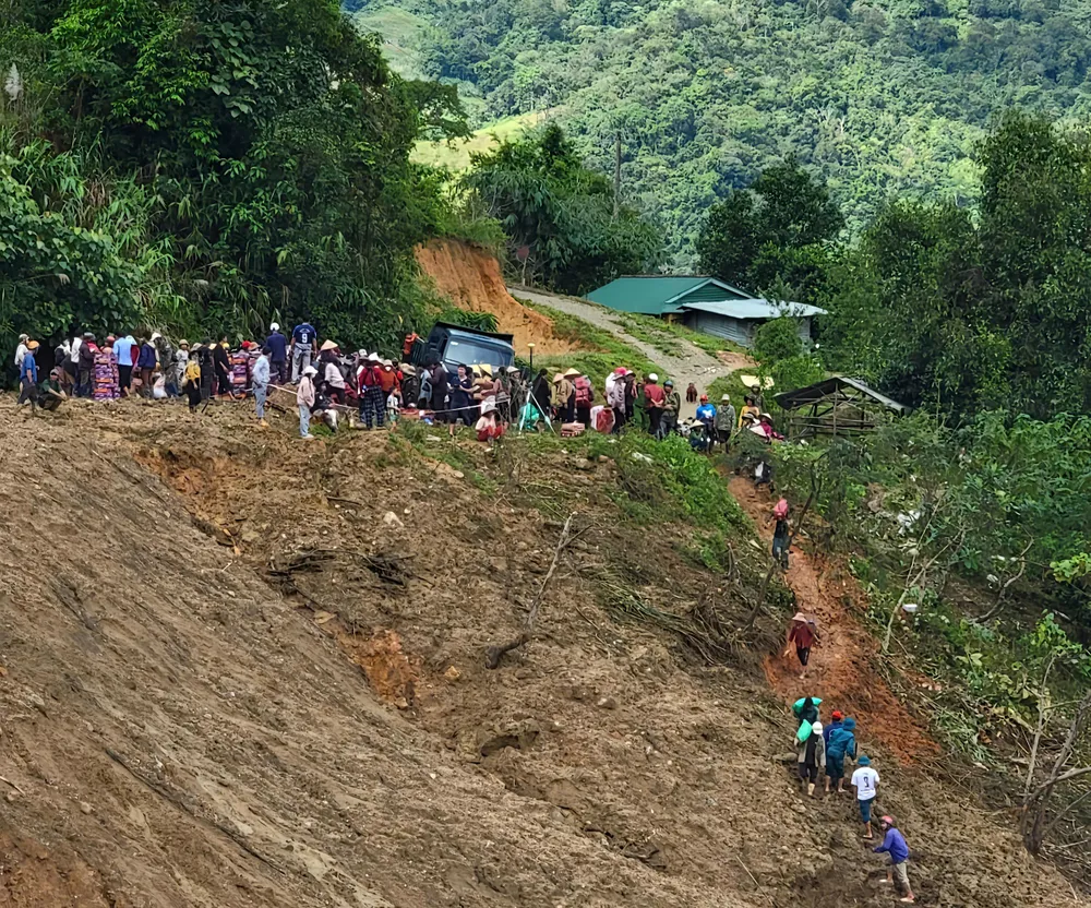 Люди з віддалених сіл приїжджають до пункту збору, щоб отримати гуманітарну допомогу від Департаменту промисловості та торгівлі Куангнгай. tsrdfa.jpeg