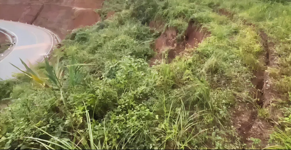 Vết nứt bên taluy quốc lộ 24. Ảnh cắt từ clip mạng xã hội d024b74e5a03d65d8f12.jpg