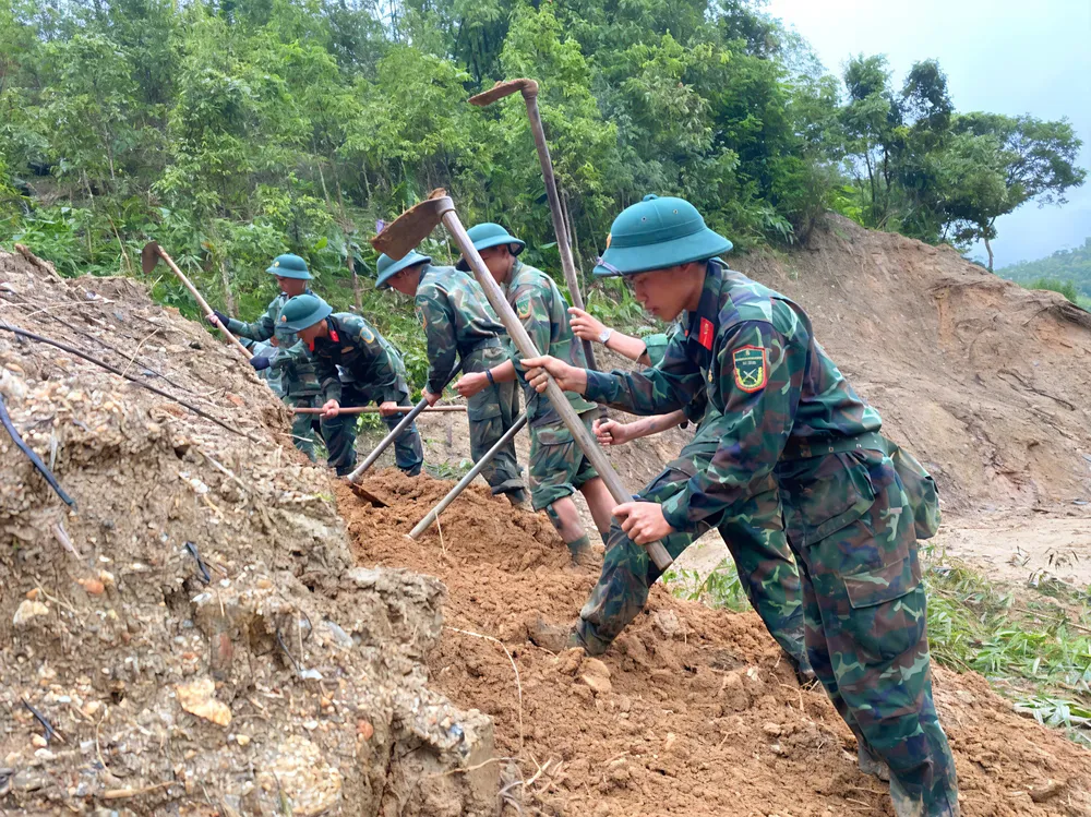 Các chiến sĩ Sư đoàn 10 mở đường cho dân đi Các chiến sĩ Sư đoàn 10 mở đường cho dân đi
