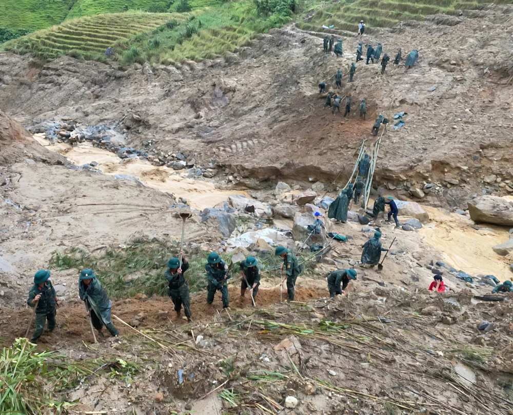 Mở đường tạm dẫn vào 5 thôn bị cô lập Mở đường tạm dẫn vào 5 thôn bị cô lập