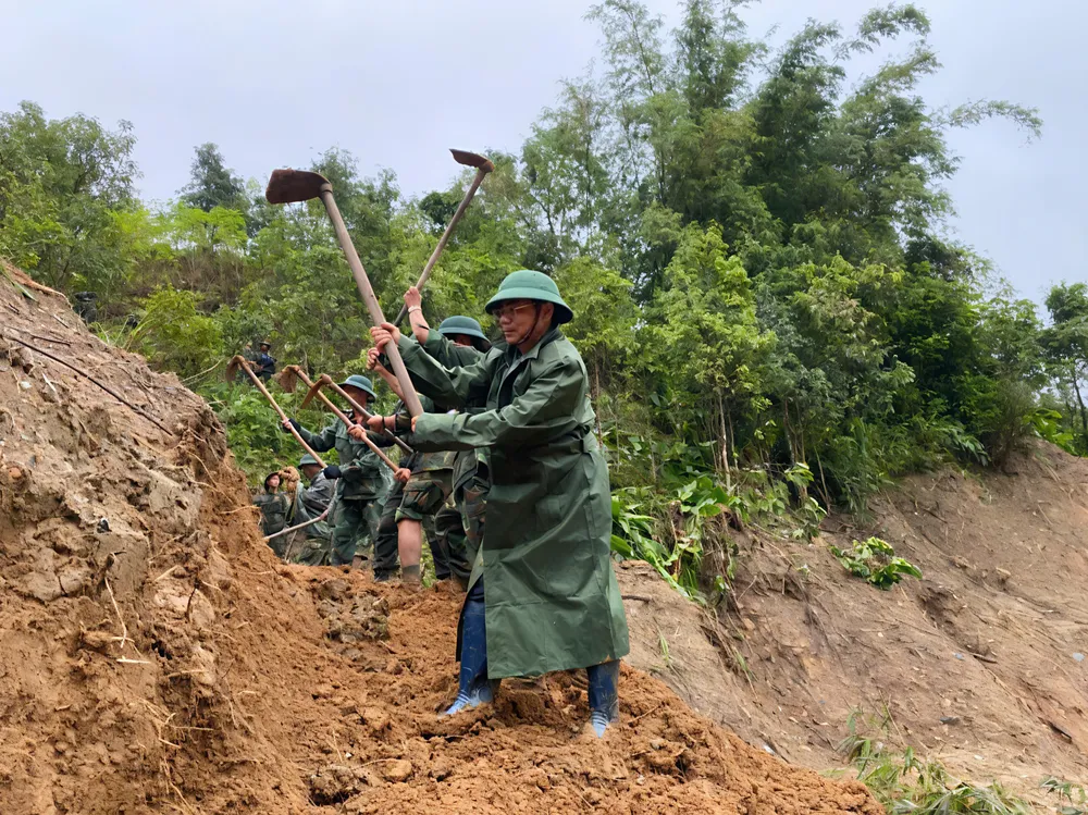 Ông A Phương (đầu tiên), Bí thư Đảng ủy xã Ngọc Linh có mặt động viên cán bộ chiến sĩ tham gia mở đường Ông A Phương (đầu tiên), Bí thư Đảng ủy xã Ngọc Linh có mặt động viên cán bộ chiến sĩ tham gia mở đường