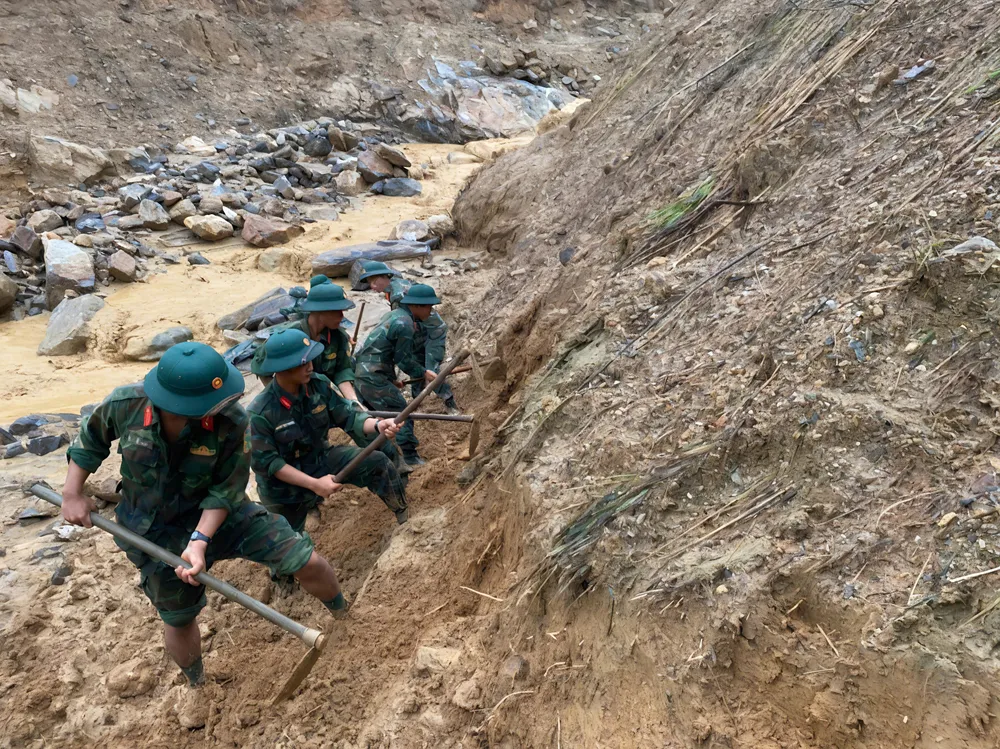 San gạt đất để mở đường tạm San gạt đất để mở đường tạm