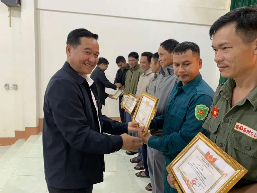 Ông A Sô Lai, Bí thư Đảng ủy xã Đăk Plô tặng Giấy khen cho các cá nhân có thành tích xuất sắc