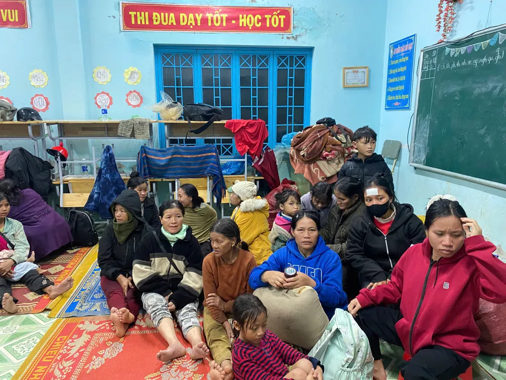 Pessoas permanecem na escola para garantir a segurança. retgrfe.jpeg