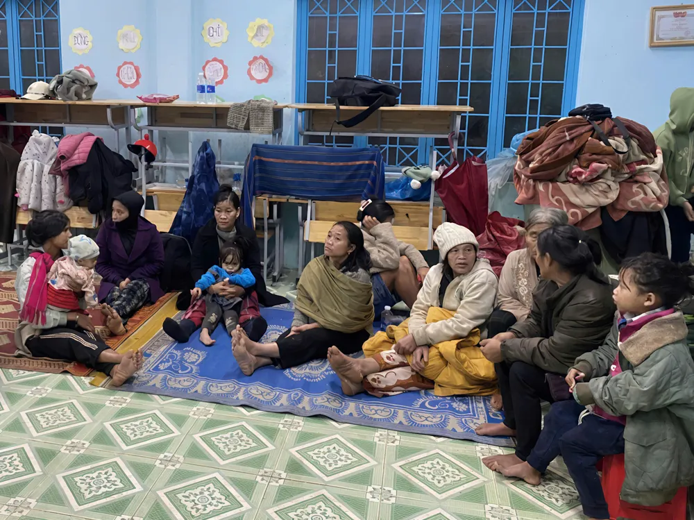 Os moradores da vila de Dak Thun (comuna de Ngoc Linh, província de Quang Ngai), localizada em uma área com risco de deslizamentos de terra, foram evacuados para a escola da vila de Ngoc Suc. Người dân thôn Đăk Thun (xã Ngọc Linh, tỉnh Quảng Ngãi) nằm trong vùng có nguy cơ sạt lở núi, đã được di dời đến điểm trường thôn Ngọc Súc