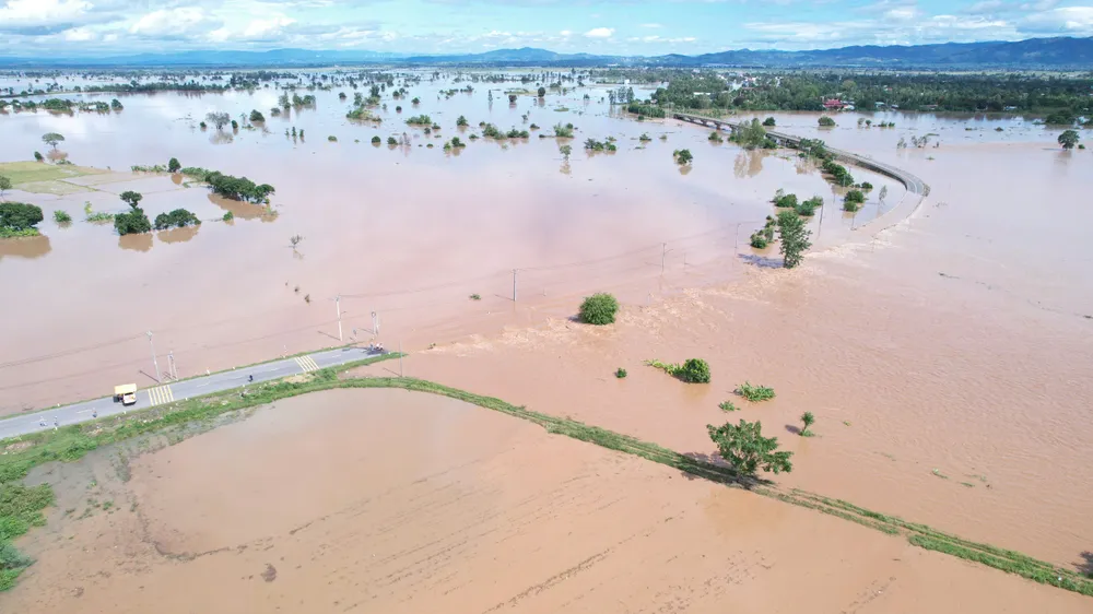Lũ lớn đổ về gây ngập đầu cầu Quý Đức tại phường Ayun Pa