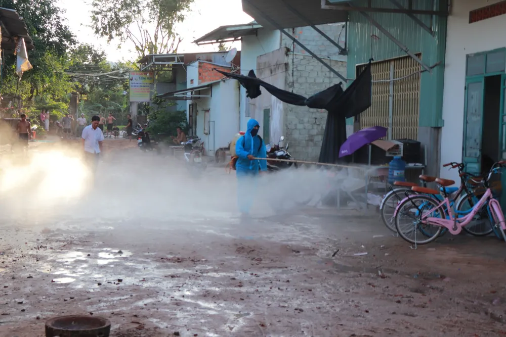 Spraya desinfektionsmedel i Ia Hiao kommun vưtrefwd.jpg