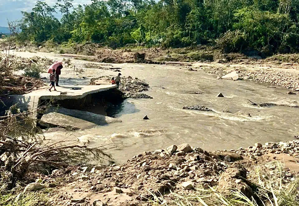 Đường dẫn vào làng bị thổi bay