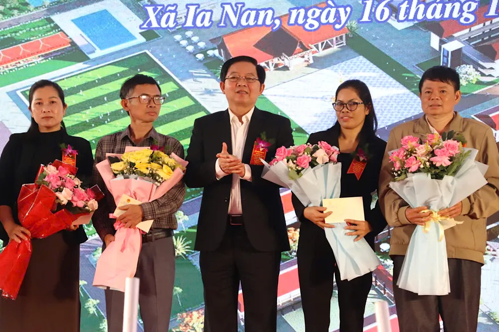 Phó Thủ tướng Hồ Quốc Dũng tặng hoa chúc mừng các giáo viên