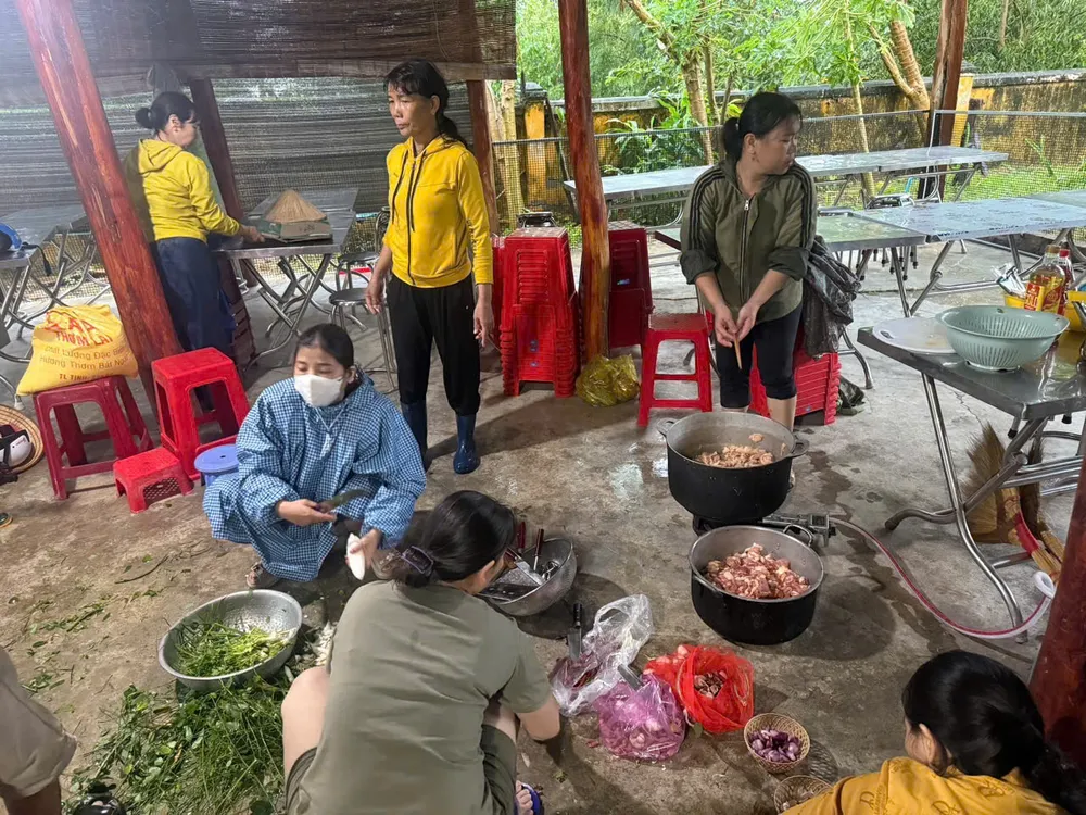 مسؤولو بلدية أوار يطبخون لخدمة ضحايا الفيضانات 4317082522668629983.jpg