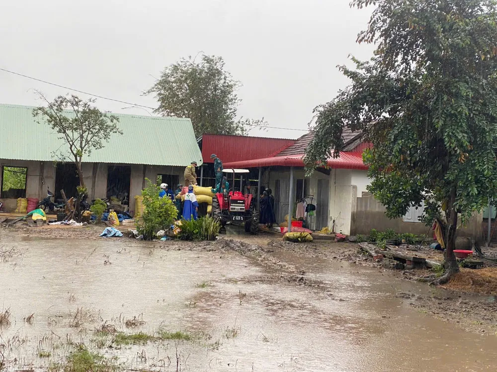 تساعد السلطات البلدية المواطنين على نقل ممتلكاتهم من المناطق التي غمرتها الفيضانات. tdhr.jpeg