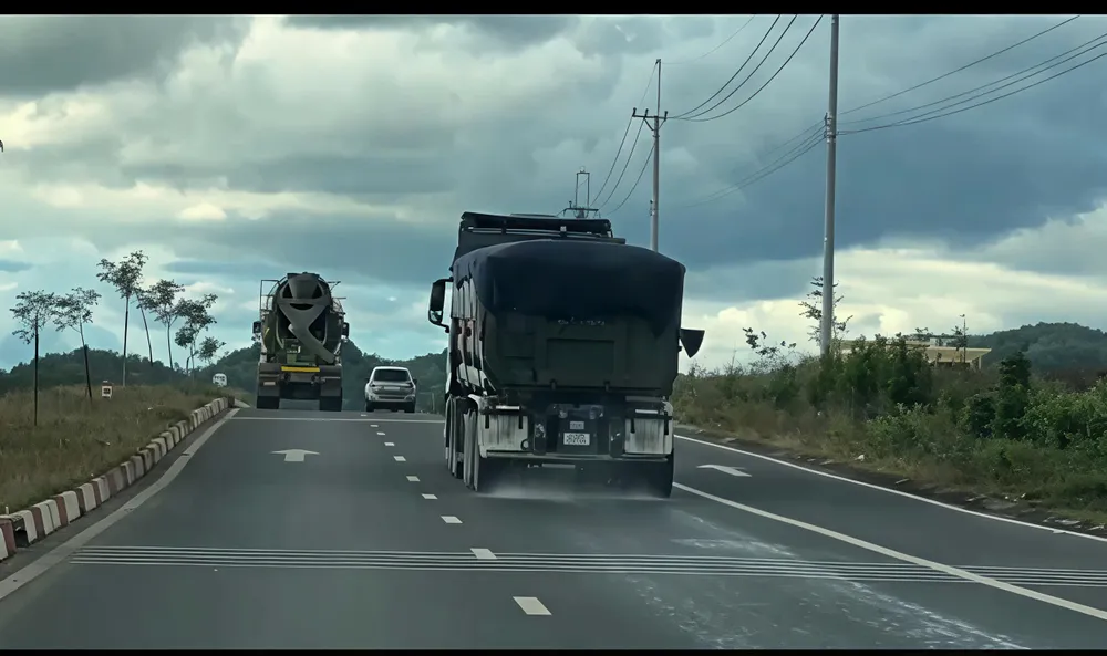 Nákladní auto převážející stavební materiál nechalo vodu vytéct z vozidla na státní dálnici č. 24. tyhtgrf.jpeg