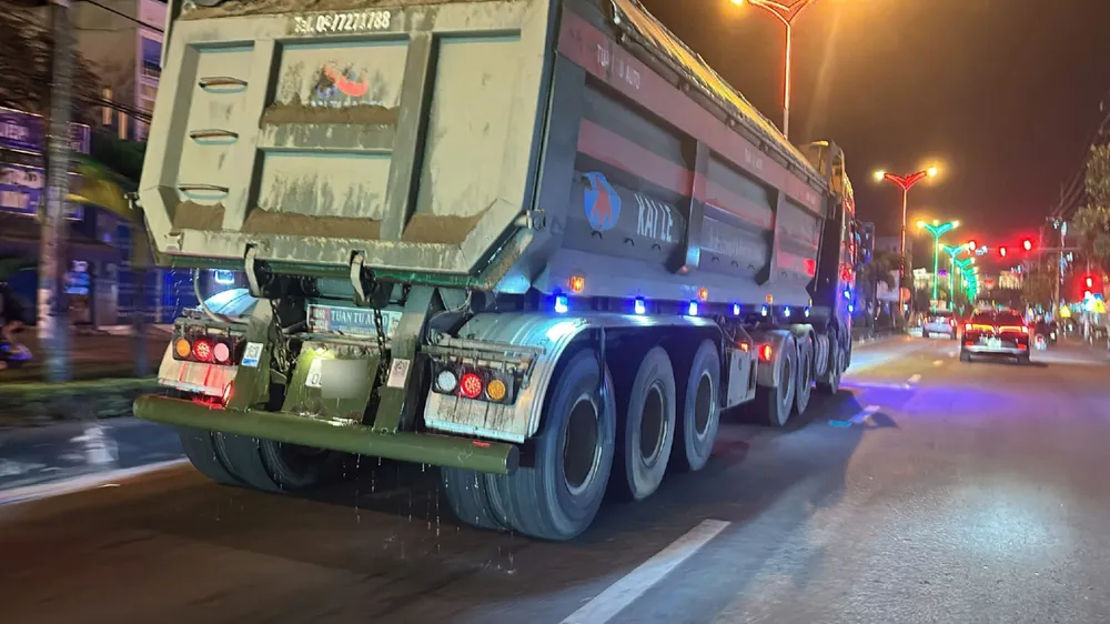 Nákladní auto převážející písek projíždí městskou částí Kon Tum, z níž na silnici prosakuje voda. ưetr.jpeg