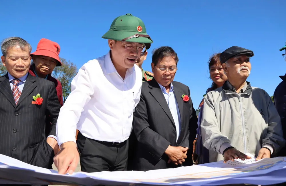 Ông Phạm Anh Tuấn (áo trắng), Chủ tịch UBND tỉnh Gia Lai xem bản đồ và thông tin về dự án. Ảnh: HỮU PHÚC